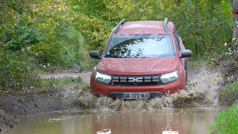 Le Dacia Duster II Blue dCi 115 4x4 phase 3 opte pour le moteur diesel Blue dCi de 1,5 L de cylindrée développant 115 ch et 260 Nm de couple. Le Dacia Duster II Blue dCi 115 4x4 phase 3 opte pour le moteur diesel Blue dCi de 1,5 L de cylindrée développant 115 ch et 260 Nm de couple.